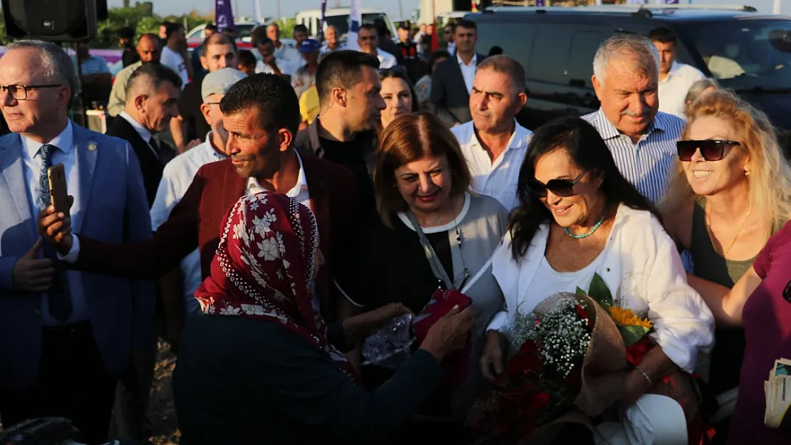 Türkiye'nin yeni pamuğu 'Türkan' hasat edildi hasat törenine katılan Türkan Şoray'a ilginç bir uyarı geldi: 'Fatma Girik öldü, sen…'