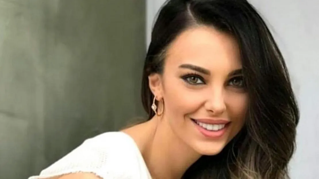 Tuvana Türkay Gönlünü Ünlü İş Adamına Kaptırdı! 13 Yaş Fark Aşka Engel Olamadı! Tuvana ve İzzet Antebi El Ele Poz Verdi!
