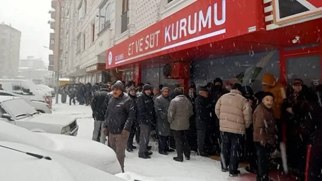 Ucuza et satışı ESK önünde metrelerce kuyruk oluşturdu! -5 derecede vatandaşın sabrı taştı!