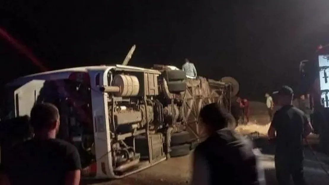 Ülkede feci kaza: Resmen katliam! Yolcu otobüsü ve kamyon birbirine girdi: Onlarca kişi öldü