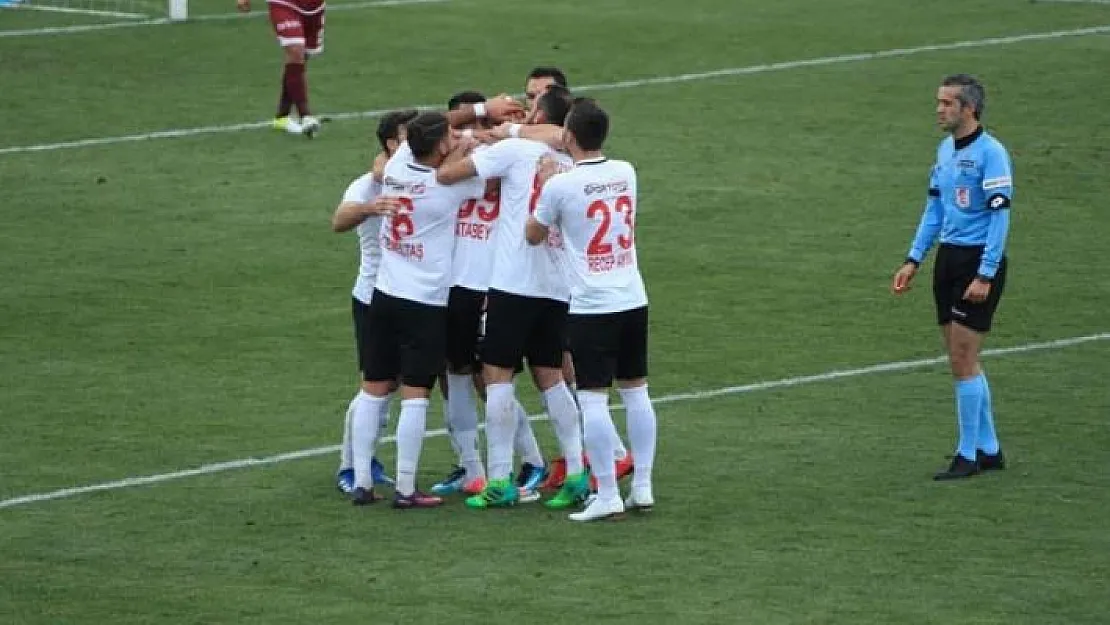 Ümraniyespor, konuk ettiği Tetiş Yapı Elazığspor'u 2-1 mağlup etti