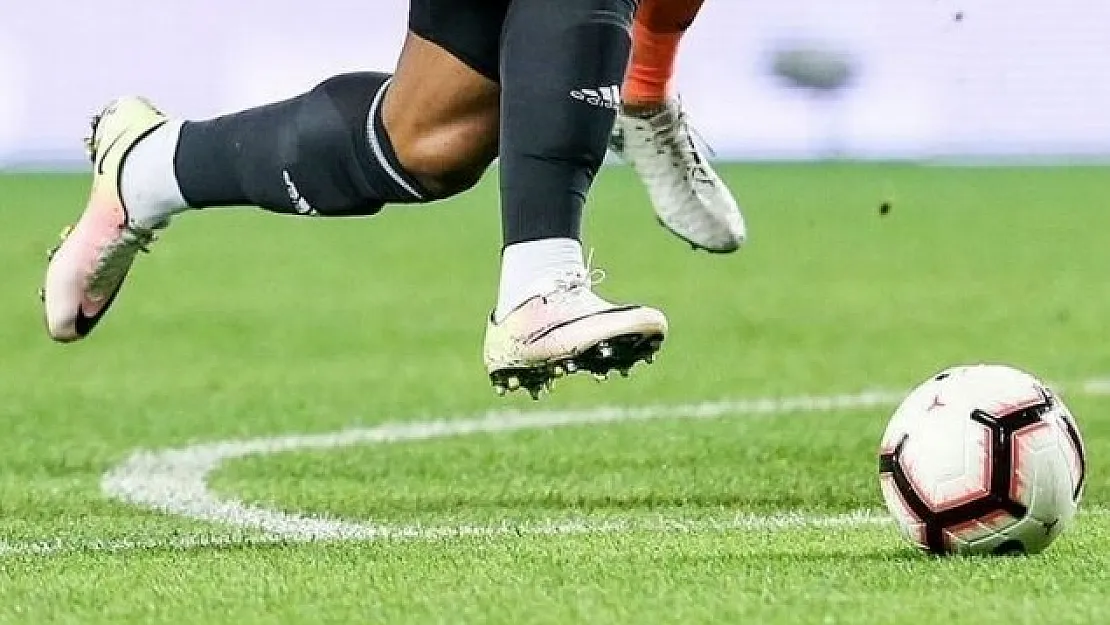 Ünlü futbolcu trafik kazasında hayatını kaybetti!