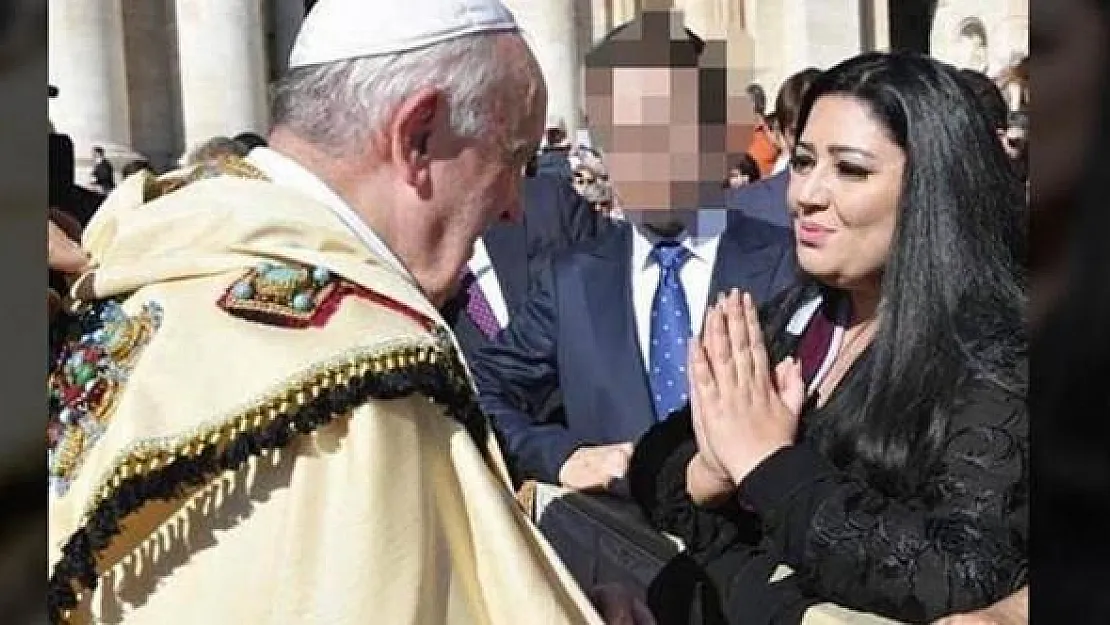 Ünlü modacı terörist YPG'liler için Papa'dan dua istedi!