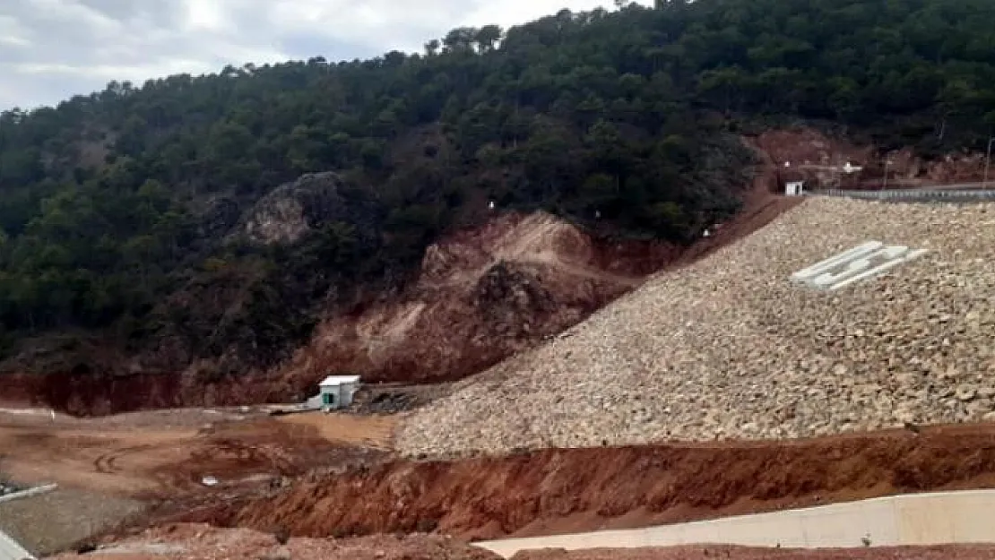 Uşak'ta baraj göleti çatladı çevredeki okullar tatil edildi!