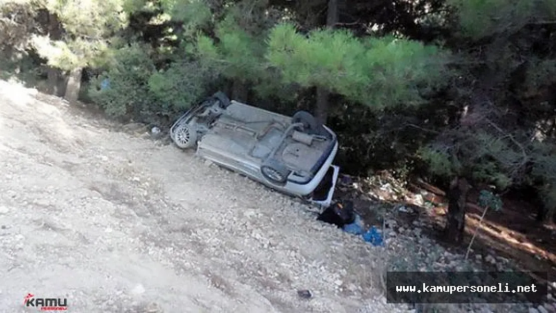 Uşak'ta Şarampole Yuvarlanan Otomobilin Sürücüsü Öldü