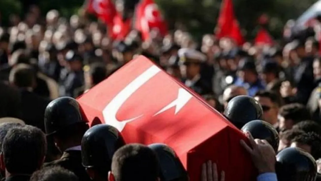 Uşak'ta silahlı saldırgana müdahale eden polis şehit olurken, zanlıda öldürüldü
