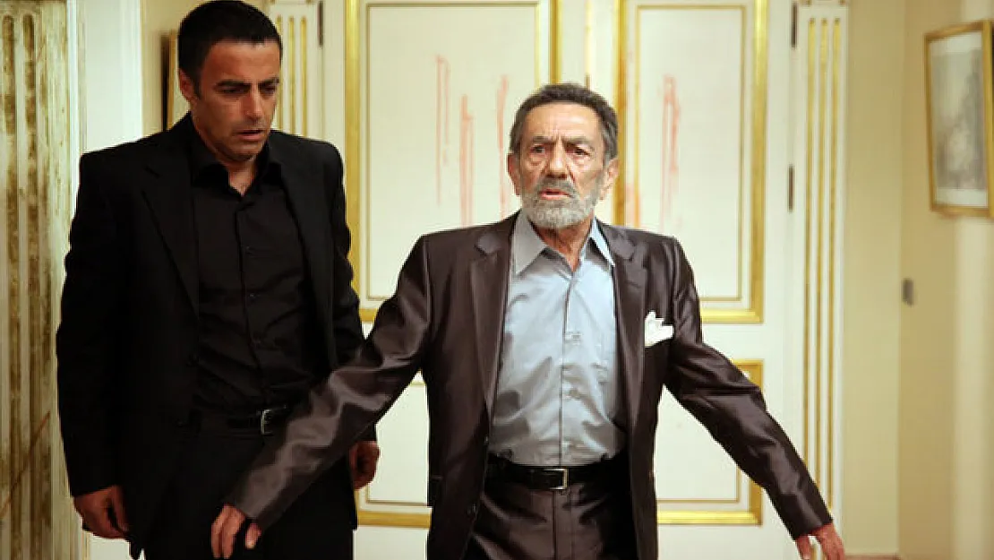 Usta oyuncu Aydemir Akbaş'tan acı haber: 'İlk benden duyun istedim' Hayranları kahroldu