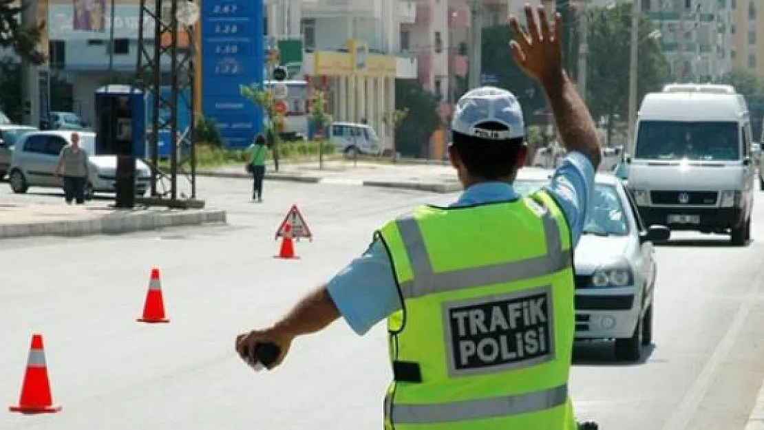 Uygulamadan Kaçan Araç Köprüden Aşağı Uçtu: Yaralılar Var