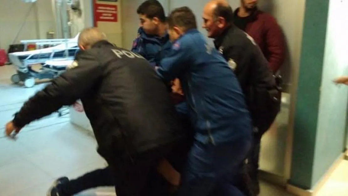 Uyuşturucu içti ve Bursa İnegöl Devlet Hastanesi Acil Servisi'ni birbirine kattı