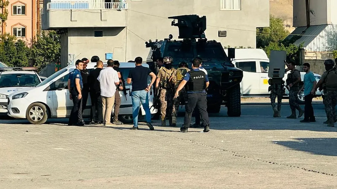 Uyuşturucu parası yüzünden kavga eden torbacılardan polise tüfekli saldırı