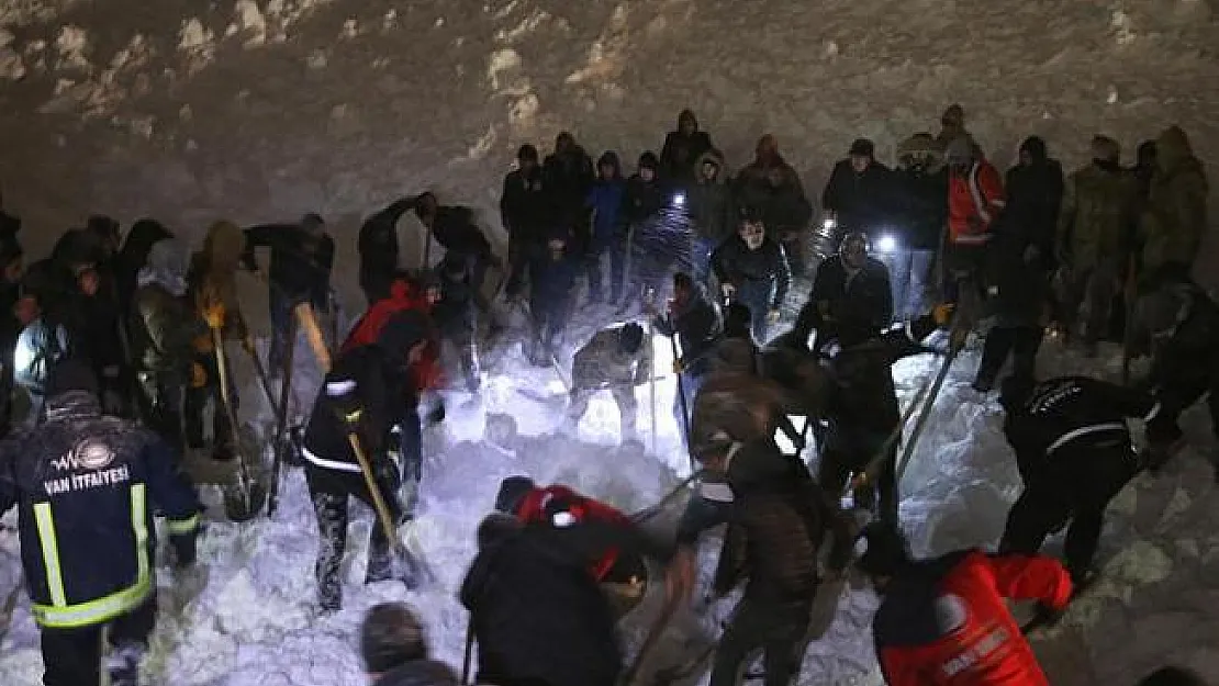 Van'da düşen çığ felaketinde son dakika... Kurtarma çalışmaları devam ediyor! Ölü sayısı arttı