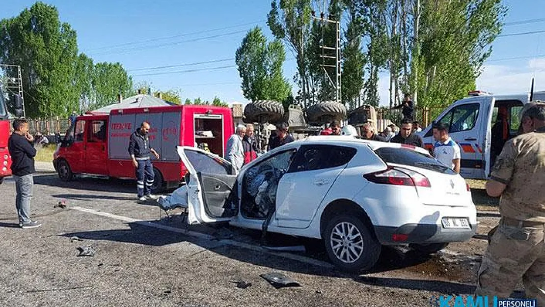 Van'da Otomobille İş Makinesi Çarpıştı! 3 Kişi Öldü, 6 Yaralı