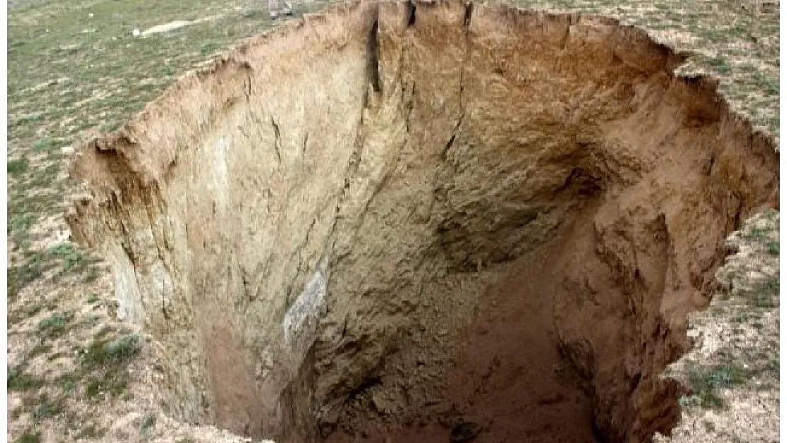 Vatandaşı korkutan görüntü! Toprak çöktü, 15 metrelik dev çukur oluştu!