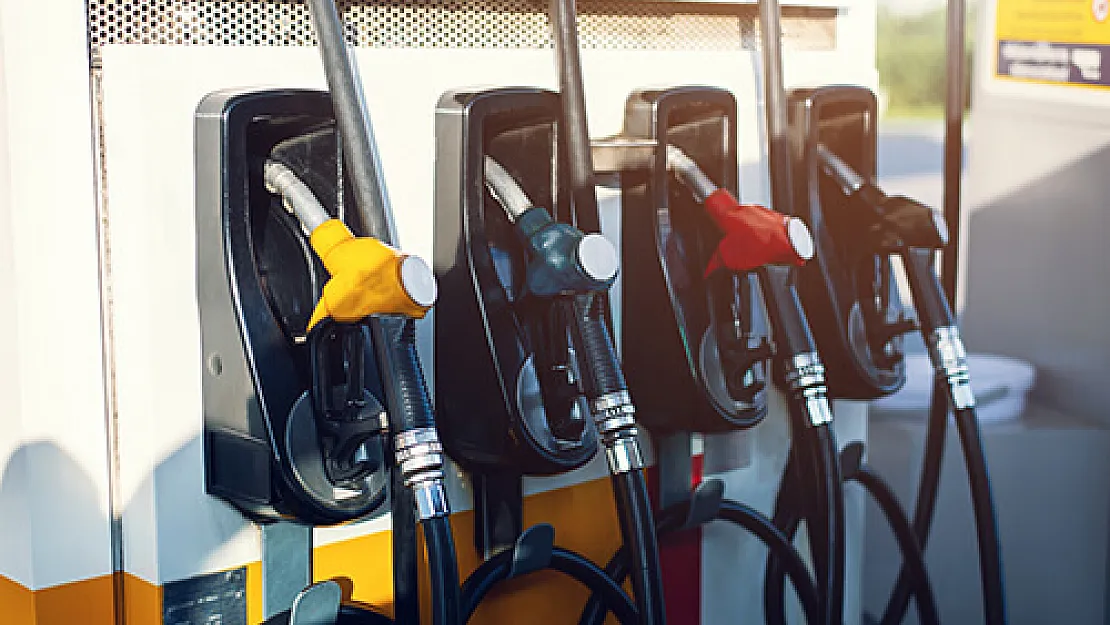 Ve sonunda beklenen oldu: Benzin motorin ve LPG'ye kallavi indirim yapıldı! Bugün yakıt alacaklara indirim yapılıyor