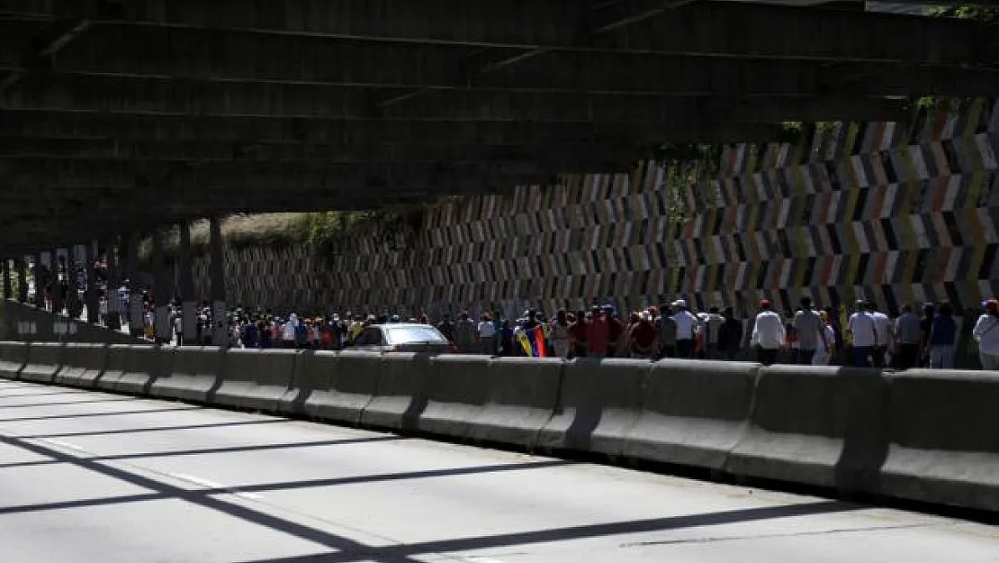 Venezuela'da Maduro'nun genç destekçilerinden yürüyüş