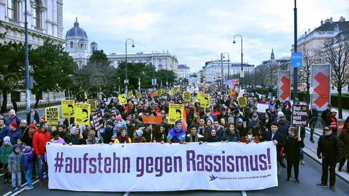Viyana'da yaklaşık 20 bin kişi müslüman karşıtı politikaları protesto etti