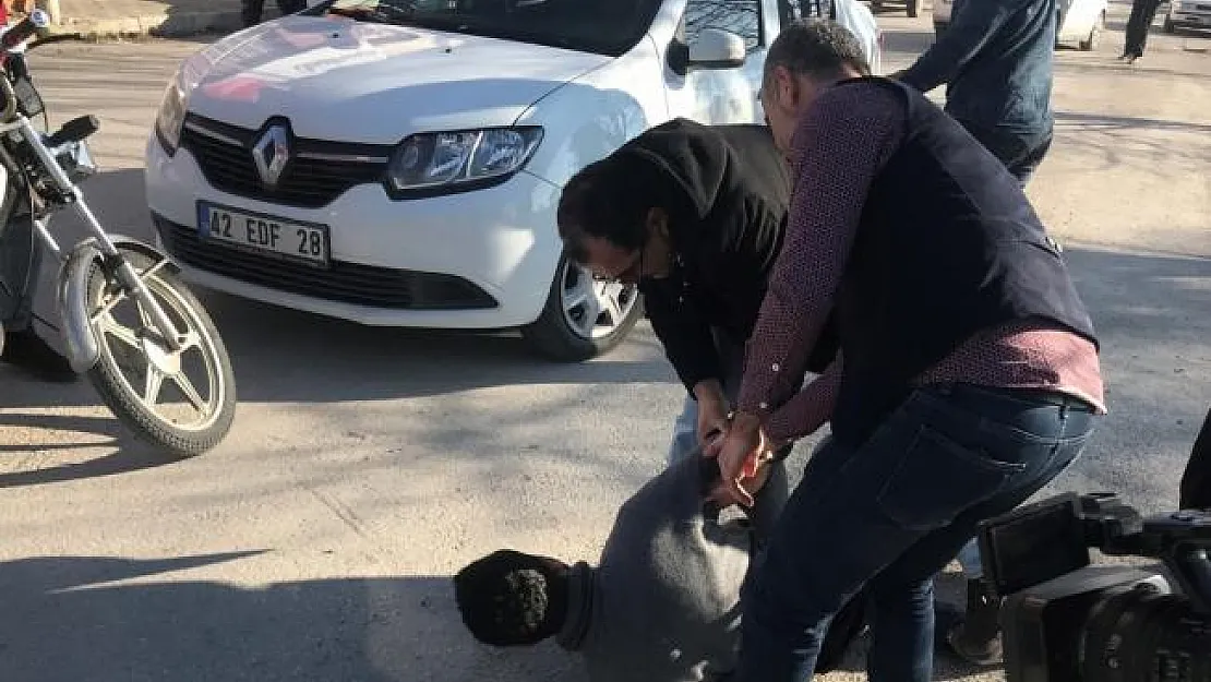 Yakalanan arkadaşını uzaktan izlerken yakayı ele verdi