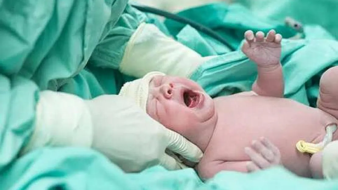 Yargıtay, doğum esnasında karısını yalnız bırakan koca hakkında maddi manevi tazminat kararı aldı