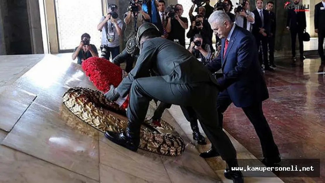 YAŞ Üyeleri Anıtkabir'i Ziyaret Etti