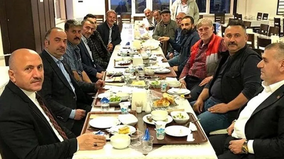 Yasaklara rağmen MHP'li Belediye Başkanı muhtarlarla iftarda bir araya geldi!