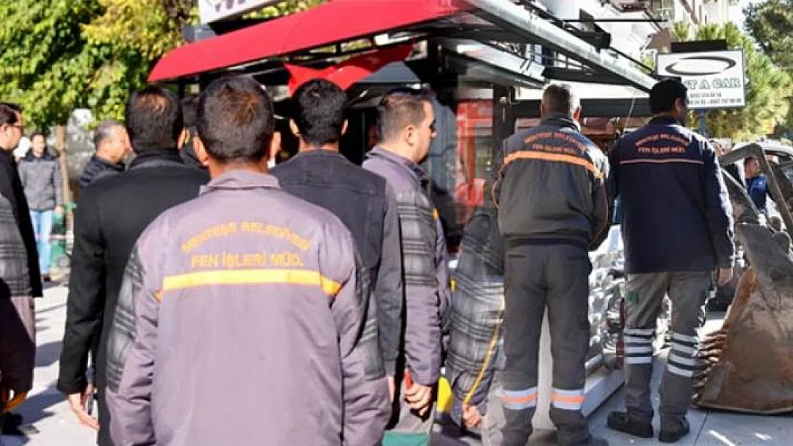 Yıkım işlemini engellemek için İstiklal Marşı okudu ama...