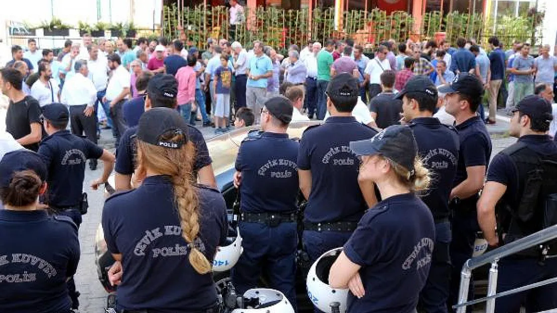 Yoğun Güvenlik Önlemlerinin Alındığı Batman Üniversitesi'ne Siyah Çelenk