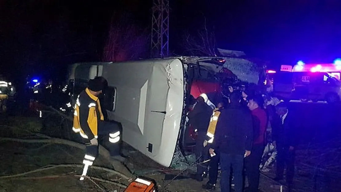 Yolcu Otobüsü Şarampole Devrildi! Ölü Ve Yaralılar Var