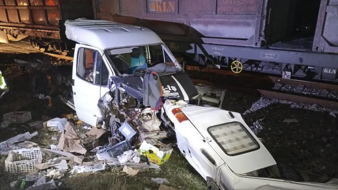 Yük Treni İle Çarpışan Kamyonet İkiye Bölündü