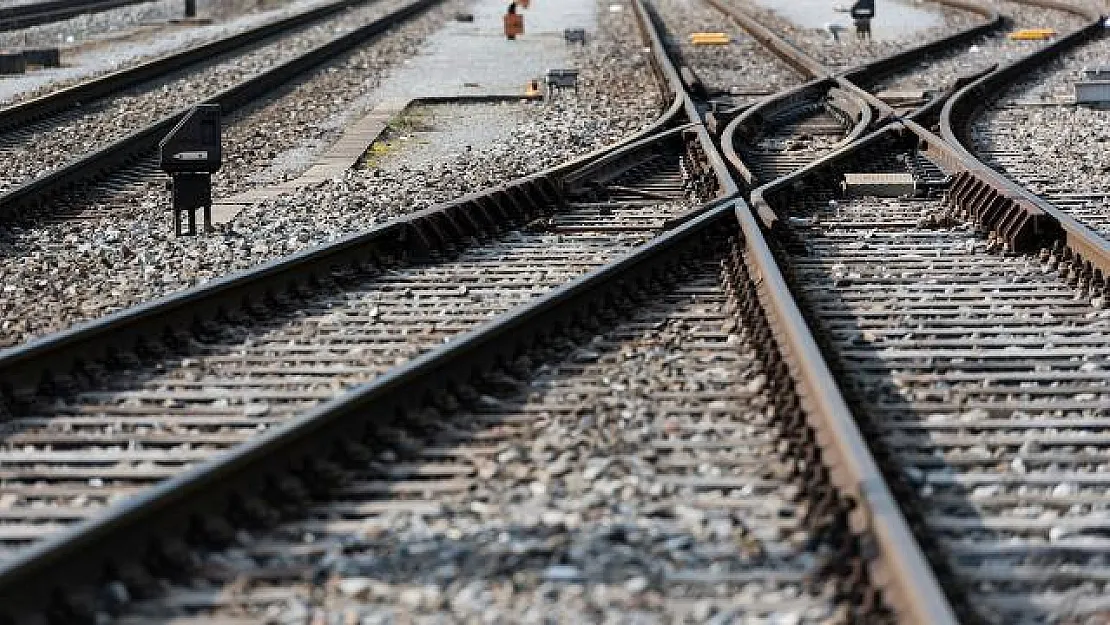 Yük Treni Raydan Çıktı: Kaçak Binen 60 Kişi Öldü! Can Kaybı Artabilir!