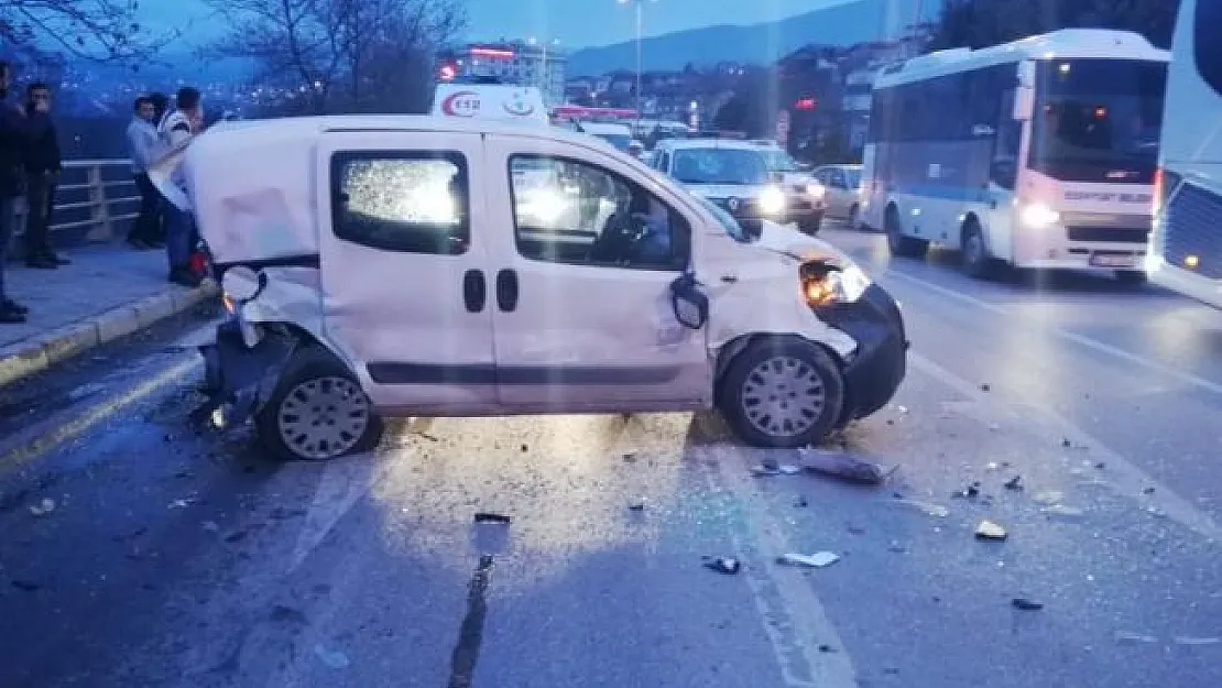 Zincirleme trafik kazası: 2 yaralı