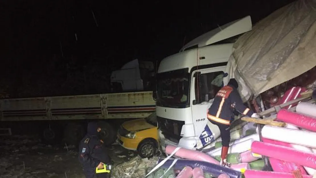 Zincirleme trafik kazası kara yolunu kapattı