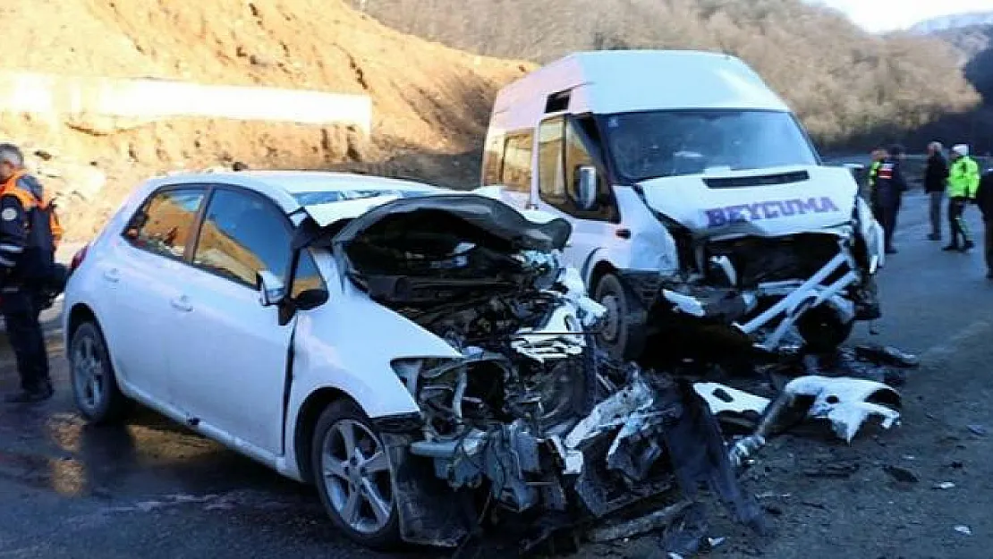 Zonguldak-Ankara karayolunda feci kaza! Minibüsle otomobil kafa kafaya çarpıştı