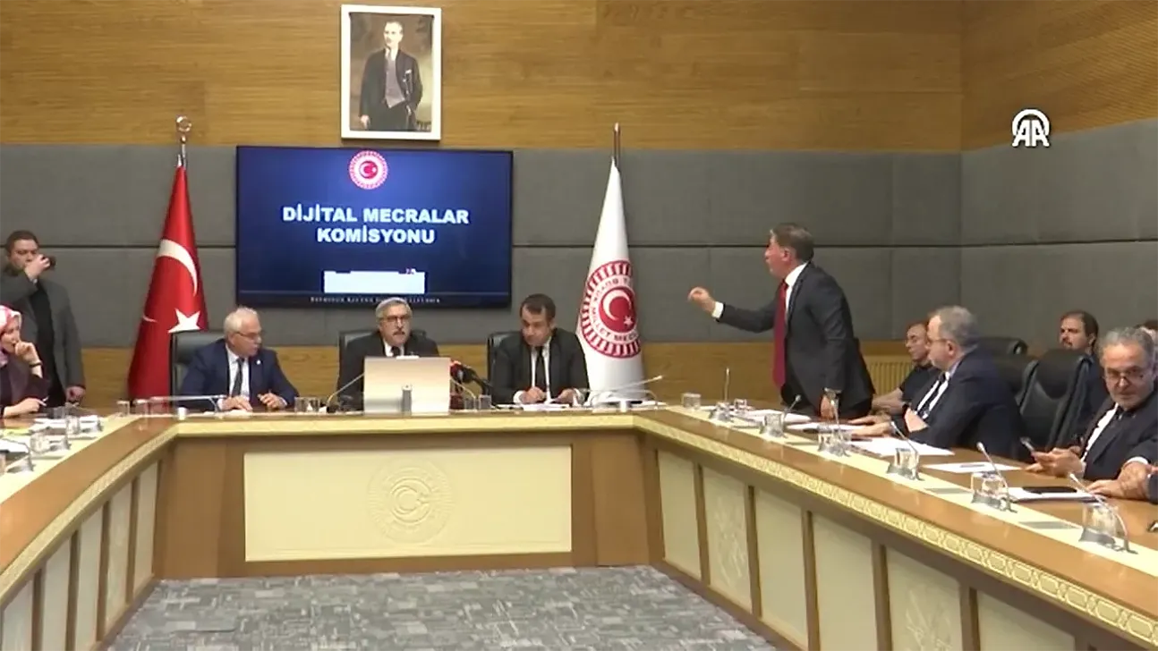 Google'dan Algoritma Açıklaması: 'Türkiye'ye Özel Bir Engelleme Yok'