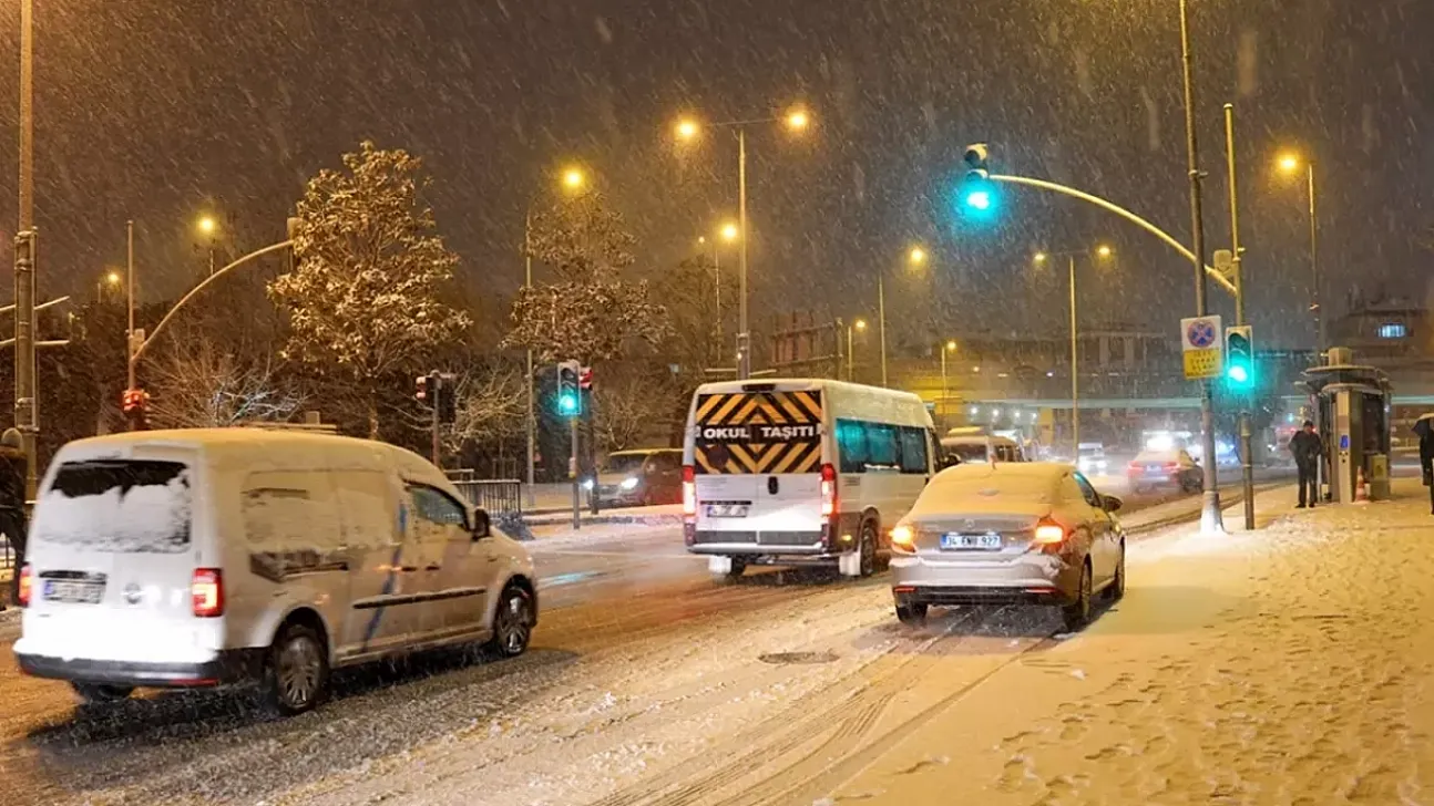 İstanbul'da kar esareti: Valilik ağır taşıt ve kurye trafiğini durdurdu