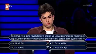 ROCK MÜZİSYENİ OLMA HAYALİYLE LİSEYİ BIRAKAN VE LOS ANGELES'A TAŞINIP MÜZİSYENLİK YAPAN JOHNNY DEPP'İ OYUNCULUĞA YÖNLENDİREN VE ONA YARDIM EDEN OYUNCU KİMDİR?