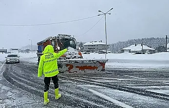 D-100 kara yolu İstanbul istikameti ulaşıma kapandı: Bolu Dağı'nda kar esareti
