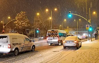 İstanbul'da kar esareti: Valilik ağır taşıt ve kurye trafiğini durdurdu