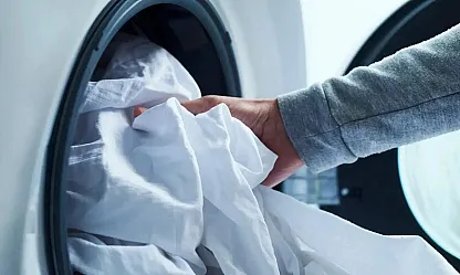 Ünlü Doktordan Çarpıcı Uyarı: Çamaşırları Böyle Yıkıyorsanız Mikropları Giysiyle Taşıyorsunuz!