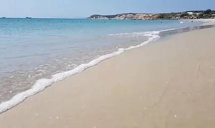 İzmir'e Bir Saat Uzaklıktaki Berrak Sular ve Altın Rengi Kumlar, Tatil Rotasını Yeniden Çiziyor
