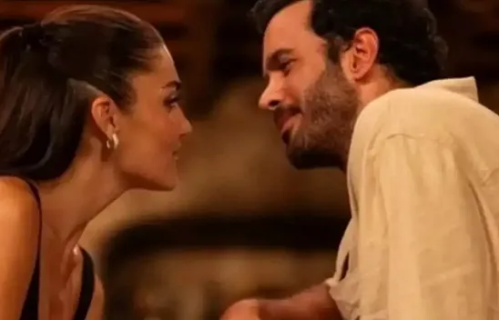 Dizideki Yakınlaşma Sosyal Medyayı İkiye Böldü, Galadaki Soğukluk Dikkat Çekti