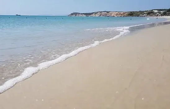 İzmir'e Bir Saat Uzaklıktaki Berrak Sular ve Altın Rengi Kumlar, Tatil Rotasını Yeniden Çiziyor