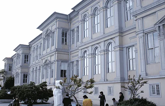 Mimar Sinan Üniversitesi'nden KPSS'siz Personel Alımı: Sanat Eğitimine Destek Olacak Canlı Model Aranıyor!