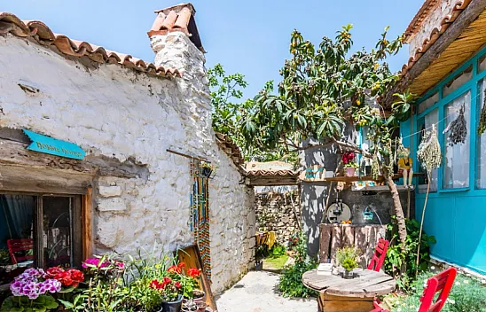 Süslü doğası ve beyaz şirin evleriyle Germiyan'ın büyüsü Sığacık'ı tahtından etti! İzmir'in saklı cennetine akın var