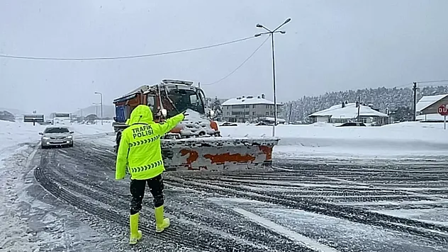 D-100 kara yolu İstanbul istikameti ulaşıma kapandı: Bolu Dağı'nda kar esareti