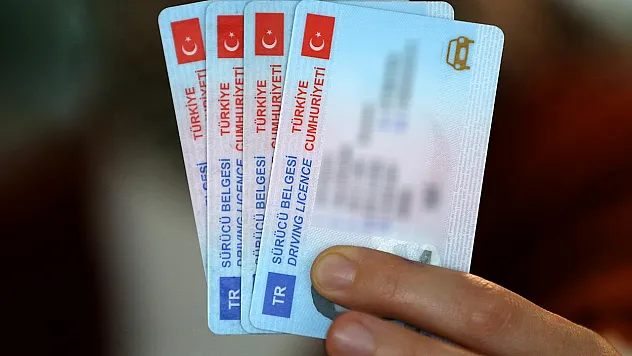 Eski Tip Ehliyet İçin Zaman Daralıyor: 15 TL Yerine 7.438 TL Ödemek İstemiyorsanız Bu Tarihi Kaçırmayın!