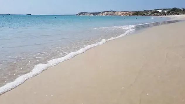 İzmir'e Bir Saat Uzaklıktaki Berrak Sular ve Altın Rengi Kumlar, Tatil Rotasını Yeniden Çiziyor