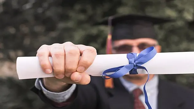 Sahte E-İmzayla Üniversite Diploması Skandalı: 13 Üniversite, Milyonluk Vurgun, Tanıdık İsimler