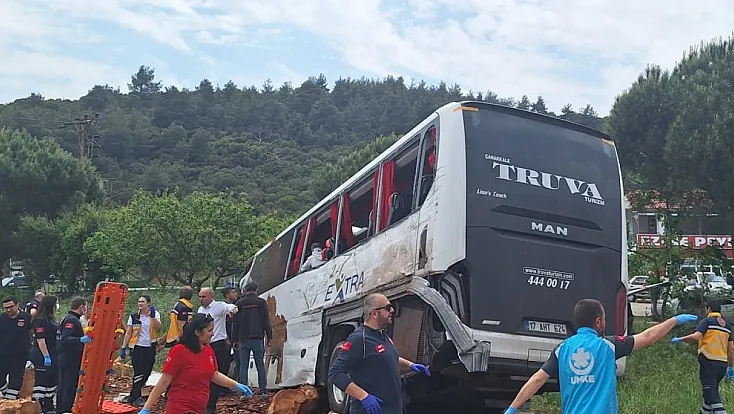 Çanakkale’de Feci Kaza: Otobüs, Kamyon ve Otomobil Çarpıştı: 8 Ölü, 20 Yaralı