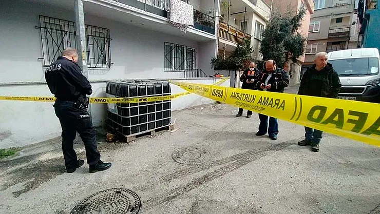 1,5 Tonluk Kimyasal Madde Alarmı! Değdiği Araç Lastiklerini Eritti