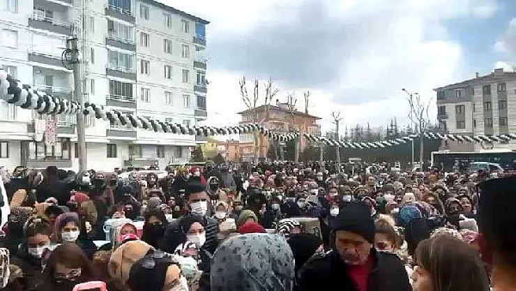 259 TL yerine 49 TL'ye satılınca vatandaşlar izdiham yarattı! Duyan akın etti!